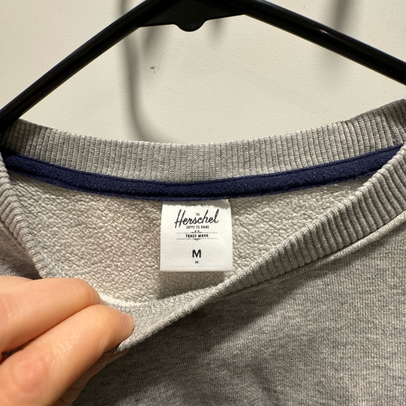 Herschel supply crew neck sweater unisex medium with a small pink stain by label - Picture 2 of 4